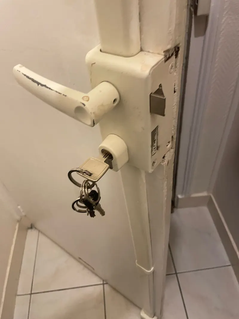Serrure en applique et clés sur une porte intérieure blanche, photo d'une intervention de France Serrures