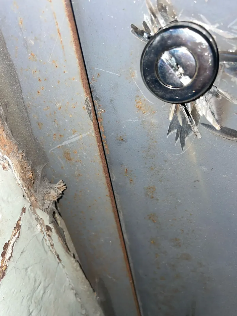 Cylindre arraché sur une porte métallique après une effraction
